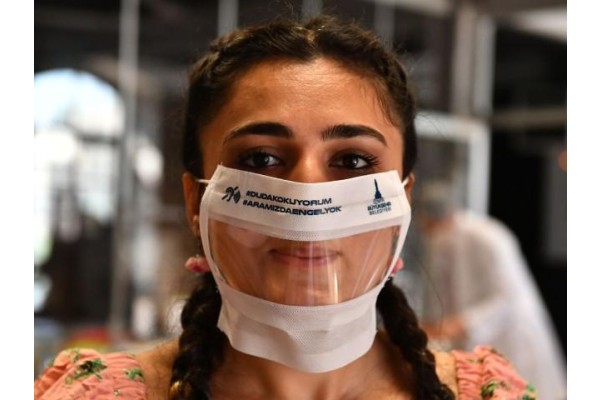 İŞİTME ENGELLİLER İÇİN ŞEFFAF MASKE ÜRETİLİYOR