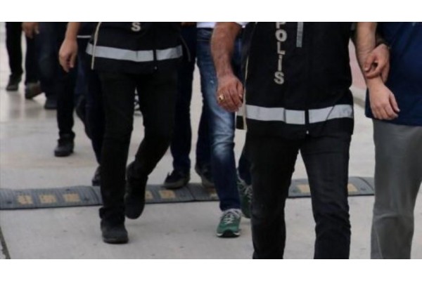 Uyuşturucu baskınında 3 zanlı tutuklandı