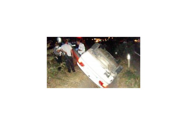 Alkollü sürücüler şarampole uçtu