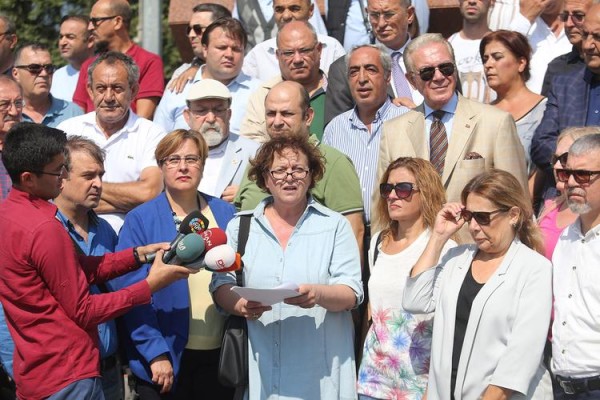 GAZETECİLER MEYDANA İNDİ