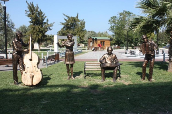 SANAT SOKAĞINA MÜZİSYEN HEYKELLERİ
