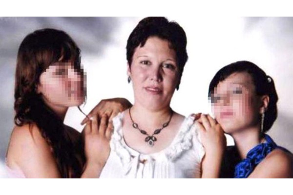 ANNELERİNİ ÖLDÜREN KIZ KARDEŞLERİN CEZASI BELLİ OLDU