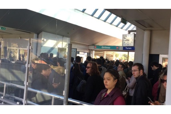 ELEKTRİK ARIZASI SEFERLERİ DURDURDU