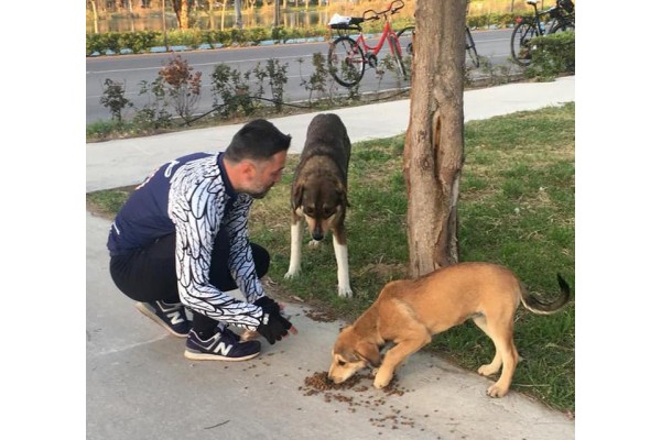 PEDALHANE SOKAKTAKİ DOSTLARINI UNUTMADI