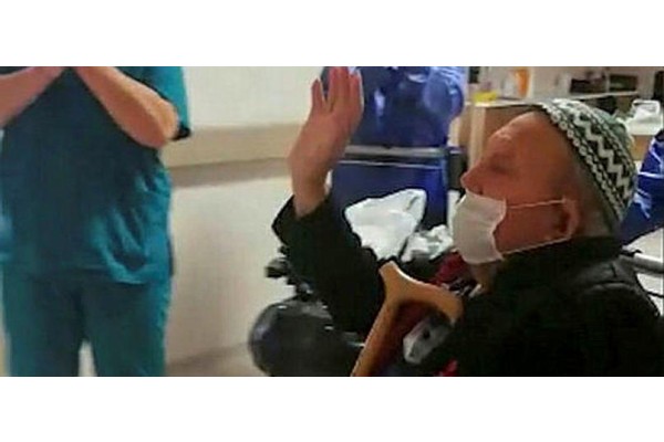 84 YAŞINDA KORONAVİRÜSÜ YENDİ