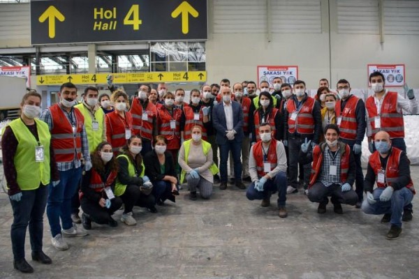 “BİZVARIZ” GÖNÜLLÜLERİ GIDA PAKETİ DAĞITIYOR