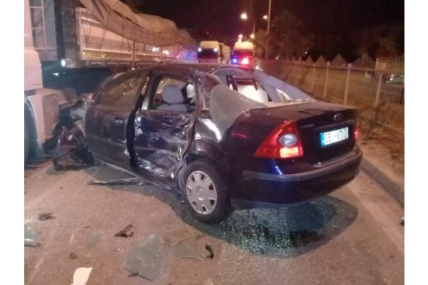 OTOMOBİL KARŞI ŞERİDE GEÇTİ: 2 YARALI