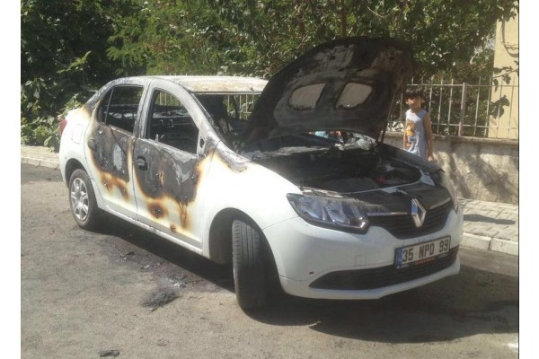 PARK HALİNDEKİ OTOMOBİL YANDI