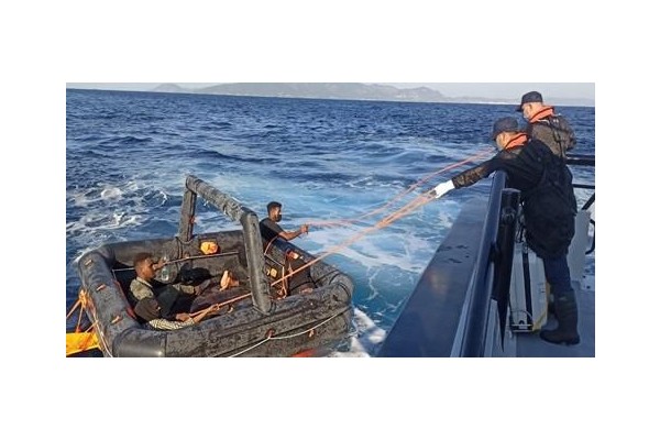 63 DÜZENSİZ GÖÇMEN KURTARILDI