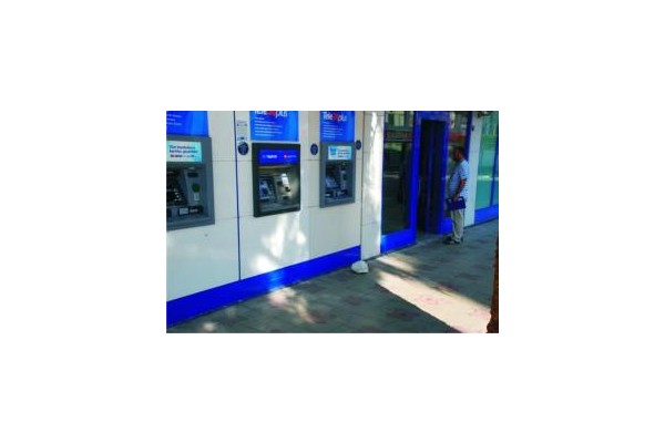 SARHOŞ VATANDAŞ BANKAMATİK’E SALDIRDI