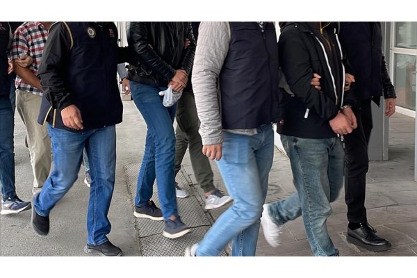 FETÖ operasyonunda 12 şüpheli yakalandı
