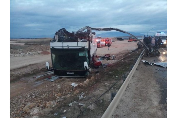 İŞÇİ SERVİSİ OTOMOBİLLE ÇARPIŞTI: 36 YARALI