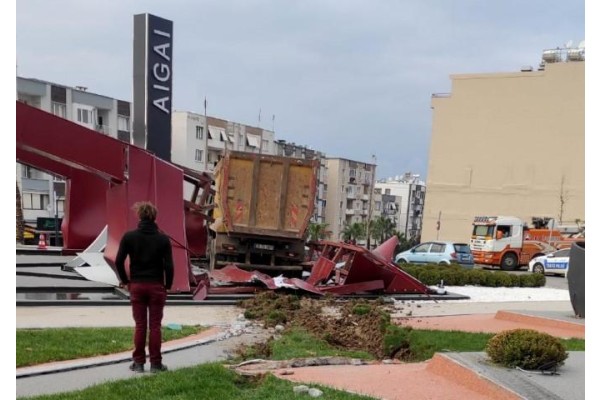 Freni patlayan kamyon kavşağa çıktı