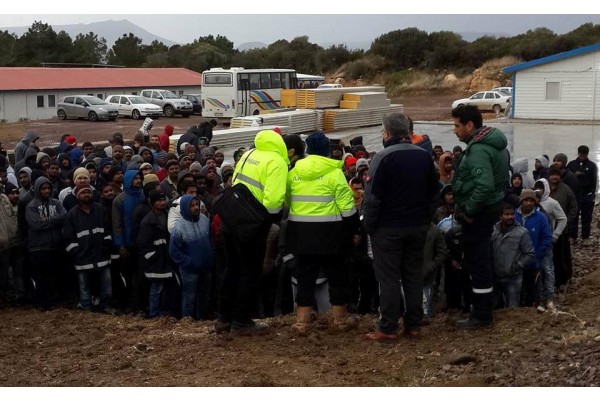 RAFİNERİ İNŞAATINDA HİNTLİ İSYANI