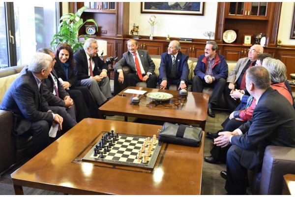 "ETLE TIRNAK GİBİYİZ"