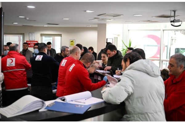 İzmir'den deprem bölgesine kan bağışı