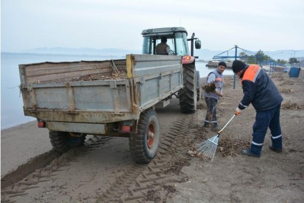 DİKİLİ’DE KIYI TEMİZLİĞİ