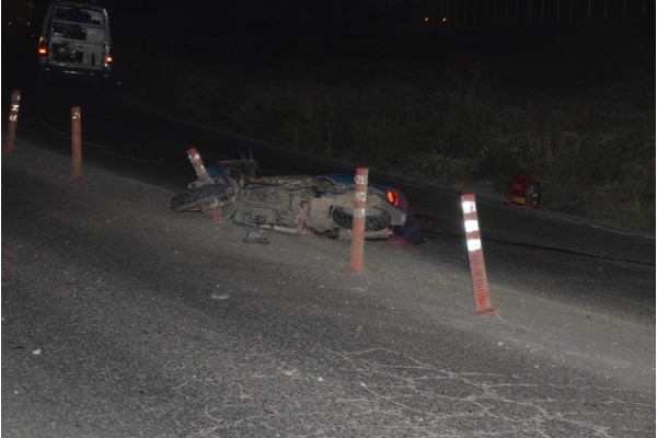 MOTOSİKLET SÜRÜCÜSÜNÜ KAMYON EZDİ