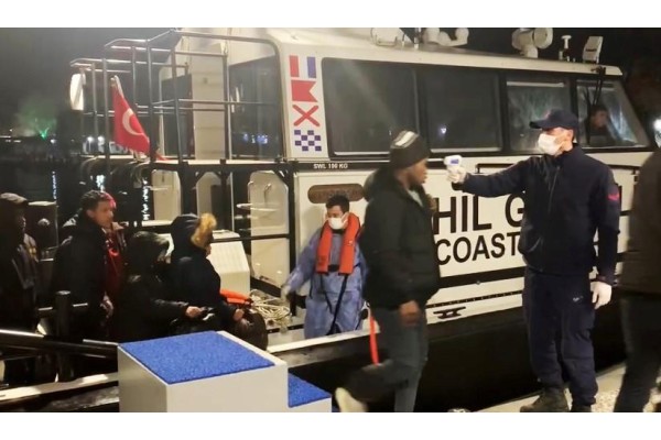 87 DÜZENSİZ GÖÇMEN KARAYA ÇIKARILDI