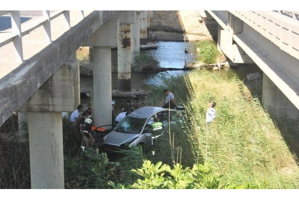 OTOMOBİL KÖPRÜDEN UÇTU