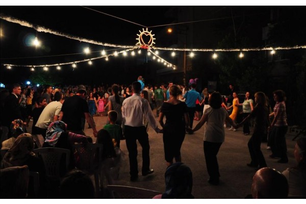 SOKAK DÜĞÜNLERİ YASAKLANDI