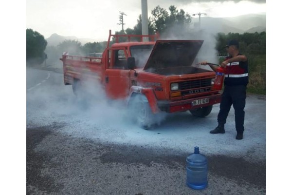 ARAÇ YANGININI JANDARMA ÖNLEDİ