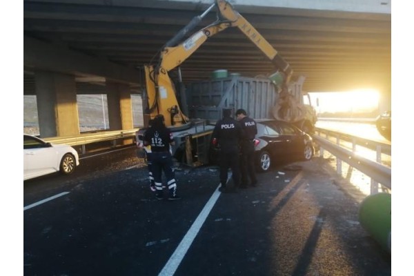 ŞOFÖR KÖPRÜYÜ HESAP EDEMEDİ: 2 YARALI