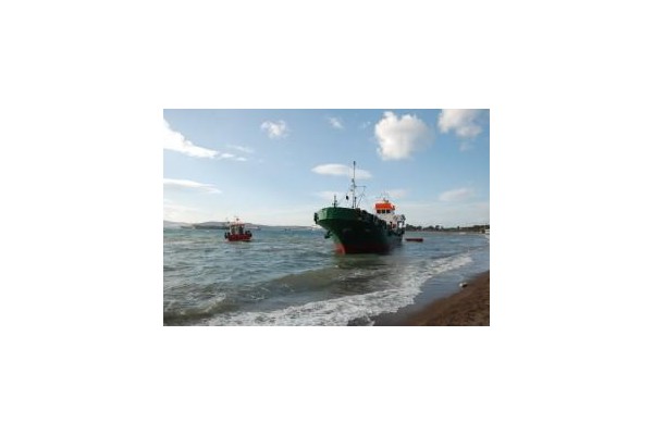 LODAS GEMİYİ KARAYA SÜRÜKLEDİ..