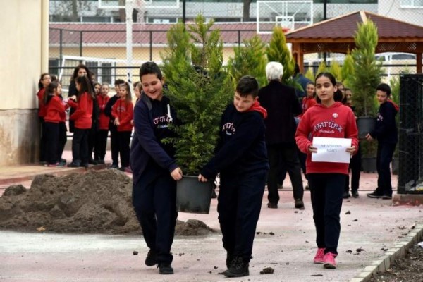 OKUL BAHÇELERİ YEŞİLLENDİRİLİYOR