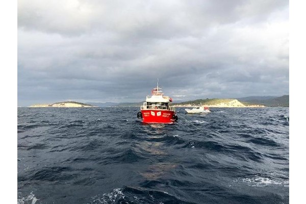 SÜRÜKLENEN BALIKÇI TEKNESİNDEKİ 2 KİŞİ KURTARILDI