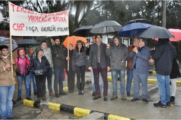 SAĞANAK YAĞMURDA ÇEVRECİLER EYLEM YAPTI