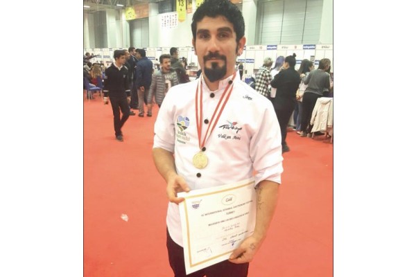 DÜNYA AŞÇILARI ARASINDA BİRİNCİ OLDU