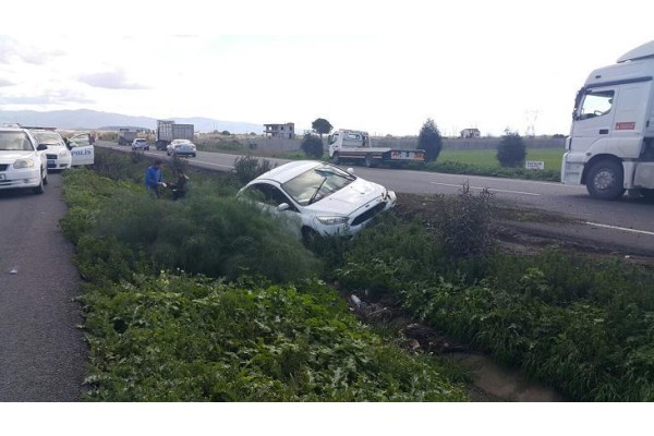 OTOMOBİL KANALA DÜŞTÜ: 5 YARALI