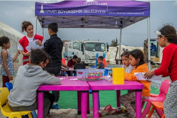 Ekipler depremzede kadın ve çocukların yanında