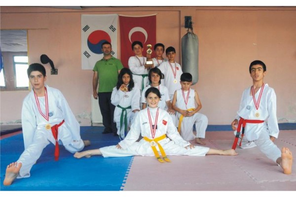 ALİAĞALI  TEKVANDOCULARDAN  ÖDÜL YAĞMURU