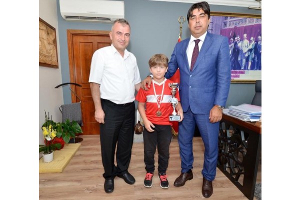 ŞAMPİYONDAN BAŞKAN DEMİRAĞ’A ZİYARET