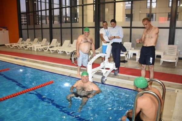 ENGELLİ BİREYLER İÇİN HAVUZ KEYFİ