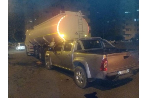 KAMYONET AKARYAKIT TANKERİNE ÇARPTI:3 YARALI