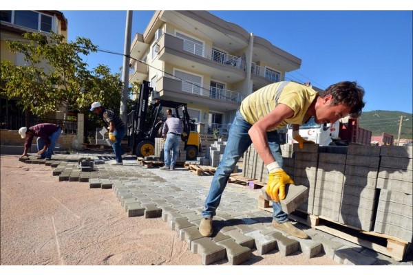 BÜYÜKŞEHİR’DEN PARKE SEFERBERLİĞİ