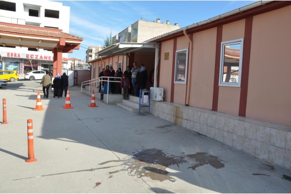 İYİLEŞEMEYİNCE DOKTORUNU BIÇAKLADI