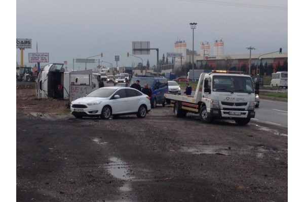 İŞÇİ SERVİSİ DEVRİLDİ:12 YARALI