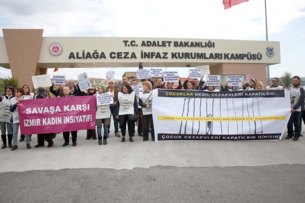 ŞAKRAN CEZAEVİ ÖNÜNDE EYLEM