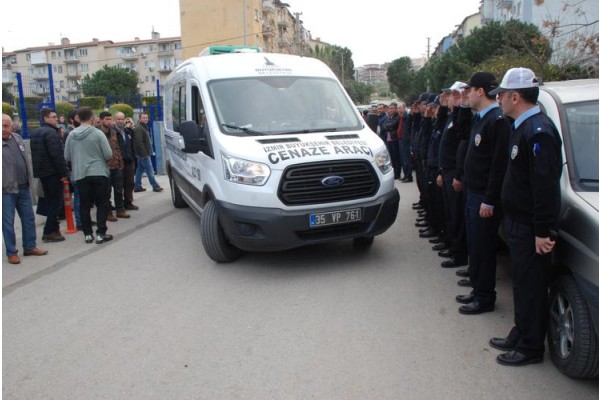 EMEKLİ POLİS GÖZYAŞLARIYLA UĞURLANDI