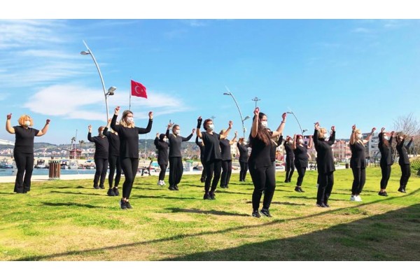 KADINLAR 8 MART’TA HARMANDALI OYNADI