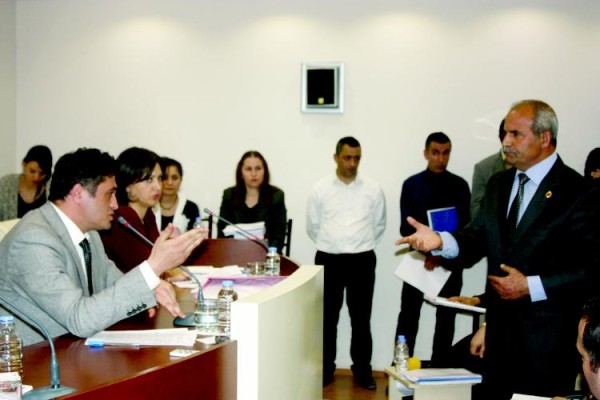 NİSAN AYI MECLİS TOPLANTISINDA GERİLİM YAŞANDI