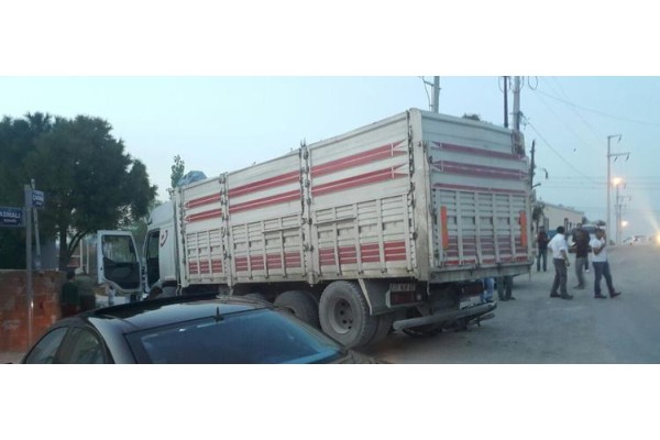 KAMYONUN TEKERLEĞİNE ÇARPTI