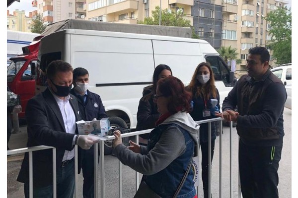 BAŞKAN AKSOY PAZARDA MASKE DAĞITTI