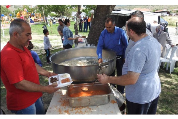 UZUNHASANLAR KÖY HAYRINA YOĞUN KATILIM