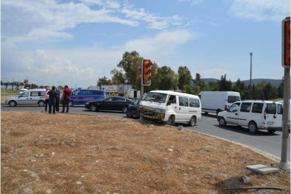 BİÇEROVA KAVŞAĞI’NDA ZİNCİRLEME KAZA: 2 YARALI