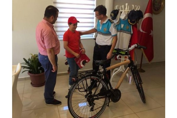 BAŞARILI OLAN PERSONEL ÇOCUKLARINA BİSİKLET